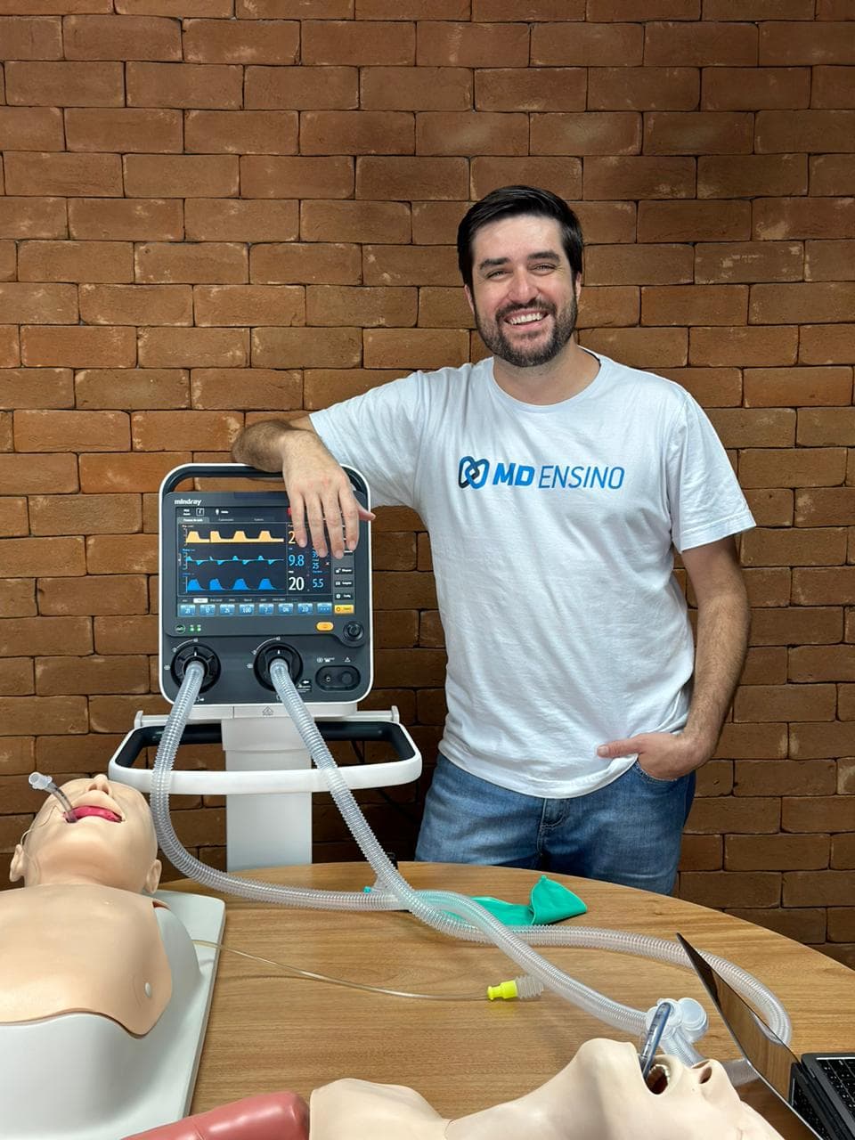 Gabriel com equipamento de ventilação